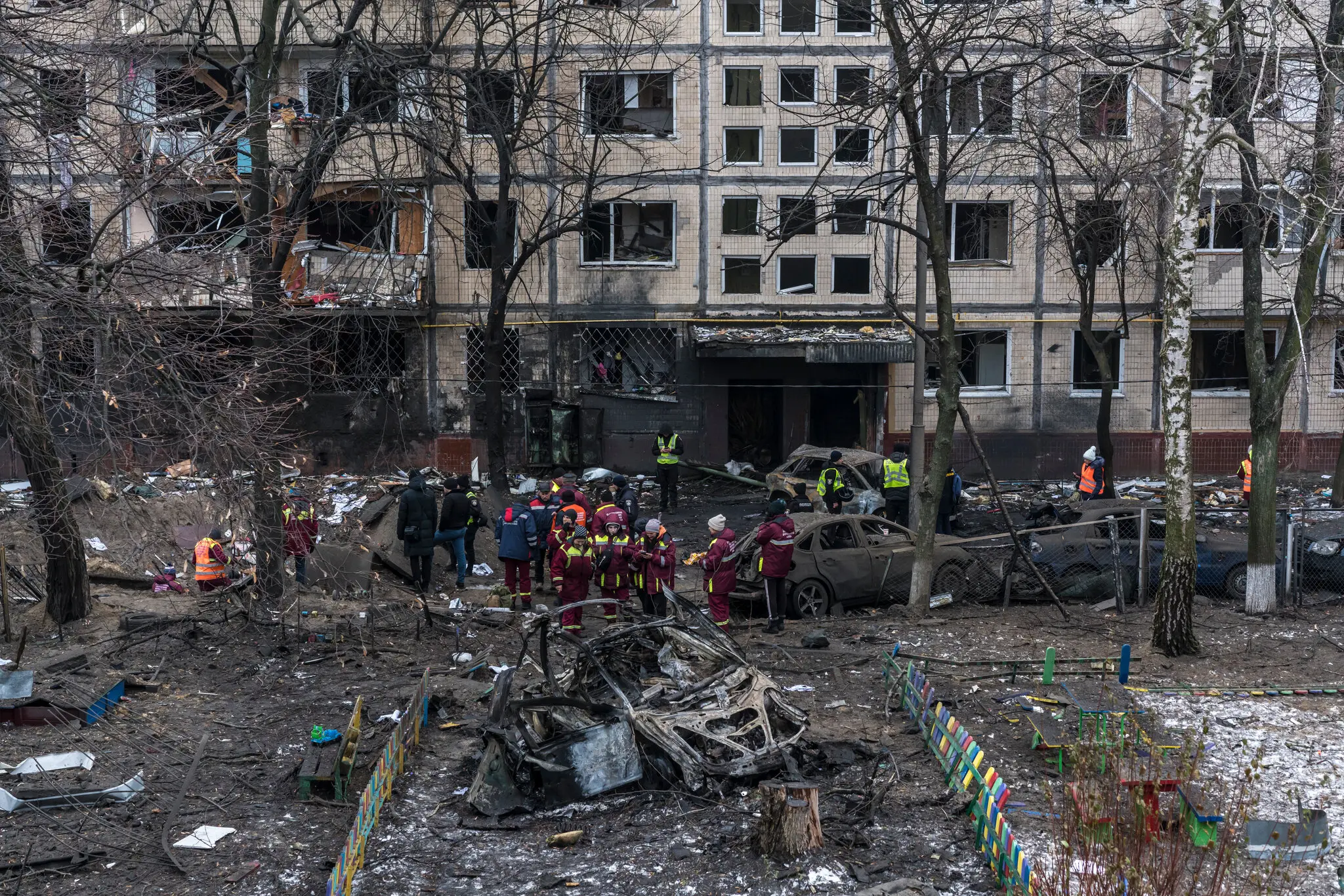 Співробітники міліції та слідчі СБУ обстежують воронку від російської ракети, яка впала між житловим будинком і дитячим закладом у Києві, 13 грудня.